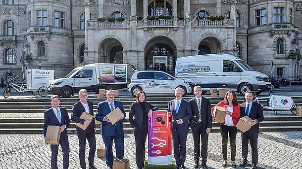 Die Partner beim Projektstart am 21. September (v.l.n.r.): Prof. Dr. Josef von Helden, Hochschule Hannover, Prof. Dr. Bernhard Friedrich TU Braunschweig, Uwe Völker, Deutsche Post DHL Group, Dr. Susanna Zapreva, Stadtwerke Hannover AG,  Stefan Schostok,  Landeshauptstadt Hannover, Dr. Eckhard Scholz, Volkswagen Nutzfahrzeuge, Karin Beckmann, Land Niedersachsen, Prof. Dr. Volker Epping, Leibniz Universität Hannover. (Foto: H. Scheffen)
